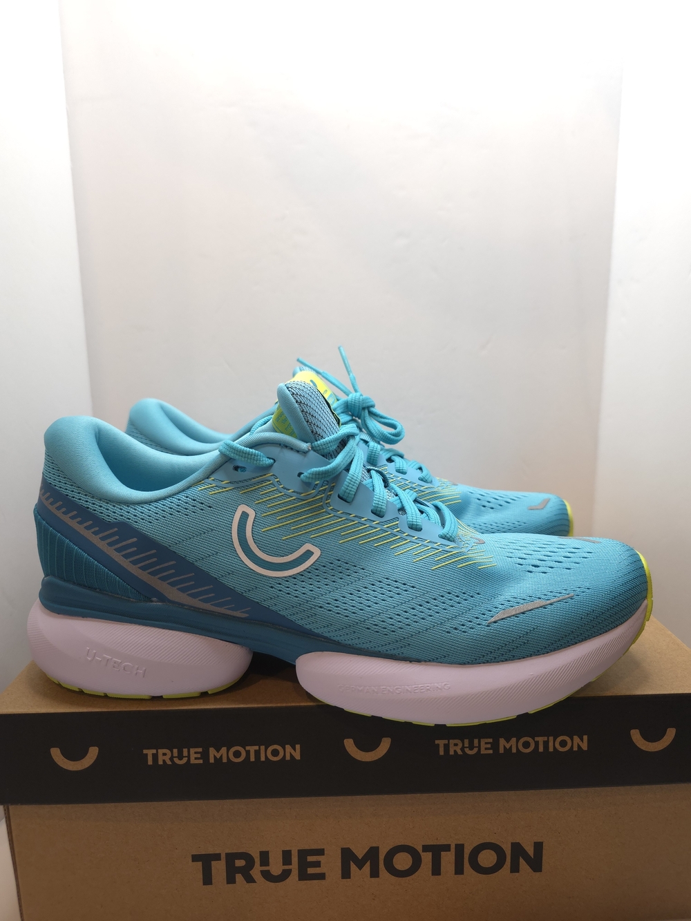 True Motion U-TECH Nevos 3 women's shoes in a Scuba Blue and Lime Popsicle 9W.
